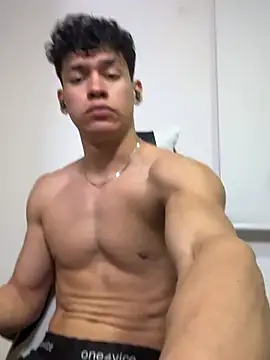 Luke_Muscle élő XXX-chatje