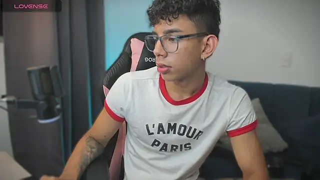 andy_cute22: διαδικτυακό σόου στην κάμερα