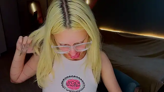 Chat +18 de Luna_Beverly ao vivo