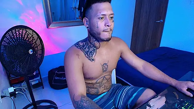 crow_black00 Live XXX-Chat