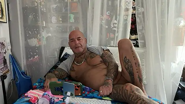 צ'אט XXX בשידור חי של lovetatts64