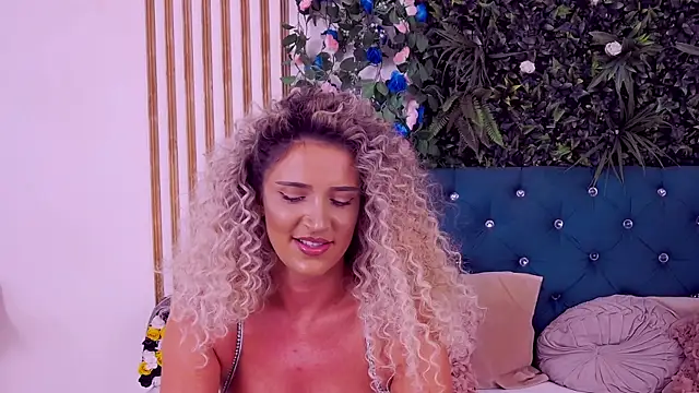 Chatroom XXX en direct de CherryMuse_