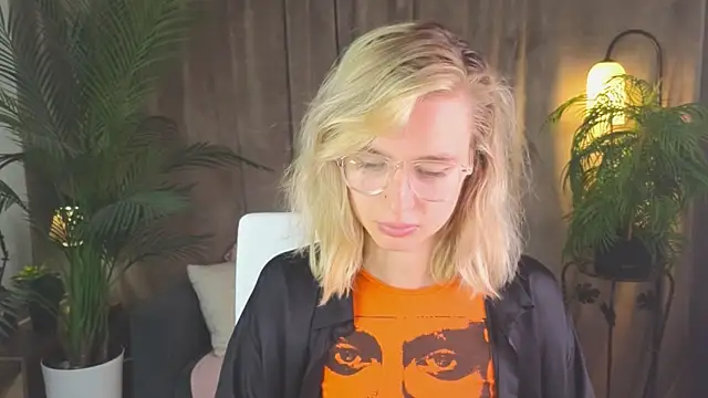 NoraMoreau's Live XXX Chat