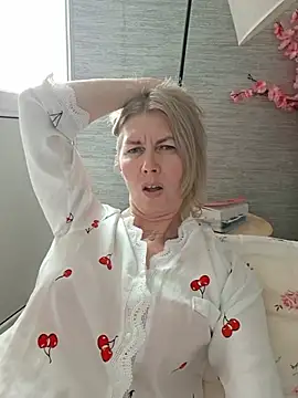 stellahere8 Adlı Modelin Canlı XXX Sohbeti