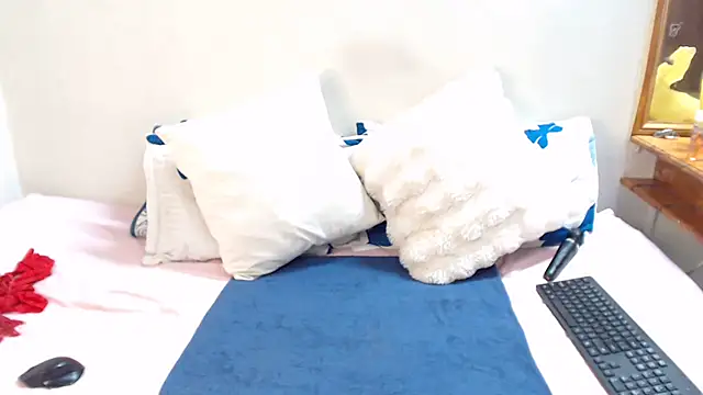 Tinnypussie live XXX chat