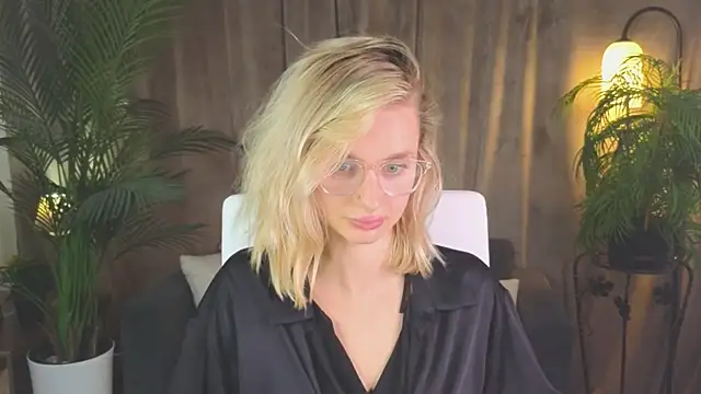 NoraMoreau Chat XXX in diretta