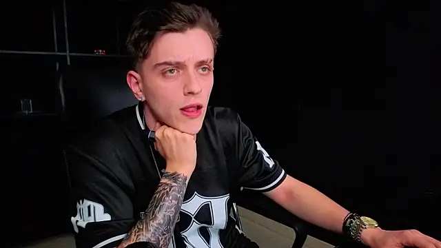 צ'אט XXX בשידור חי של FelixStarkk