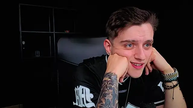 FelixStarkk Adlı Modelin Canlı XXX Sohbeti