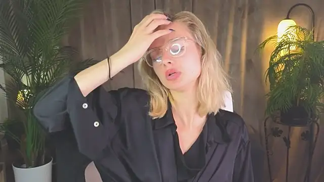 NoraMoreau's Live XXX Chat