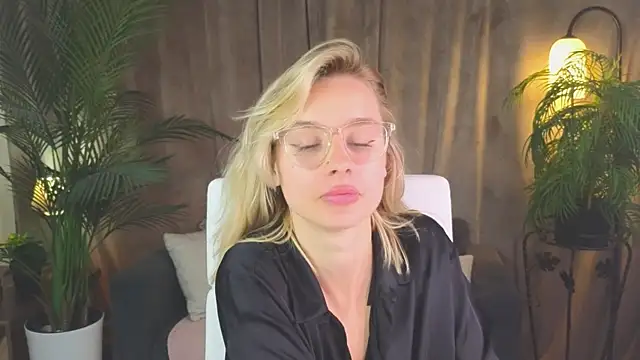 NoraMoreau's Live XXX Chat
