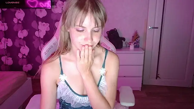 EmiliaMur_ Adlı Modelin Canlı XXX Sohbeti