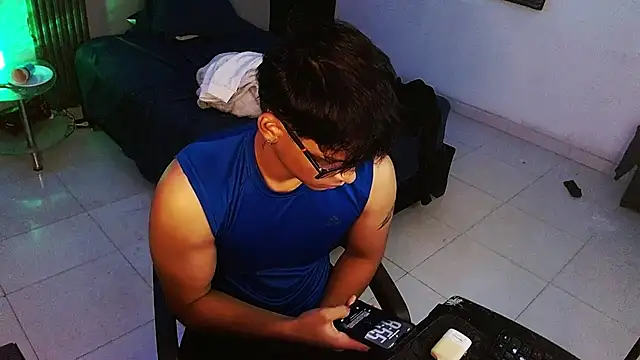Mr_yisuzz Chat XXX live