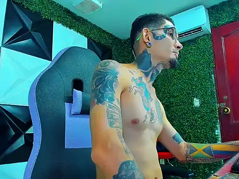 Boy_tatto77 élő XXX-chatje