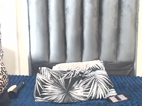 Chat +18 de TinyTroubleXXXXX ao vivo