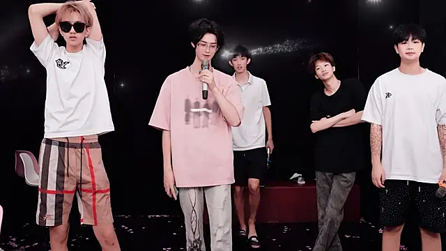 Chenyong123's Live XXX Chat