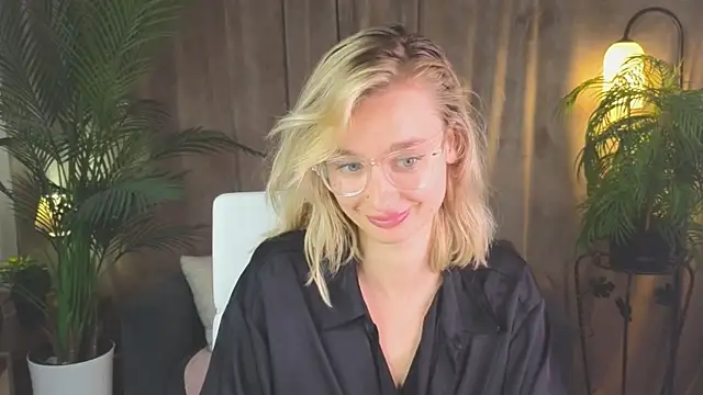 NoraMoreau's Live XXX Chat