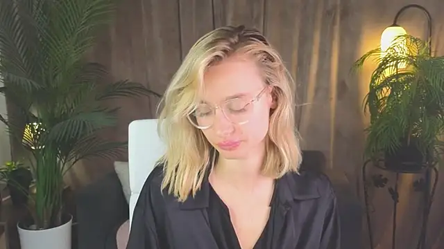 NoraMoreau's Live XXX Chat