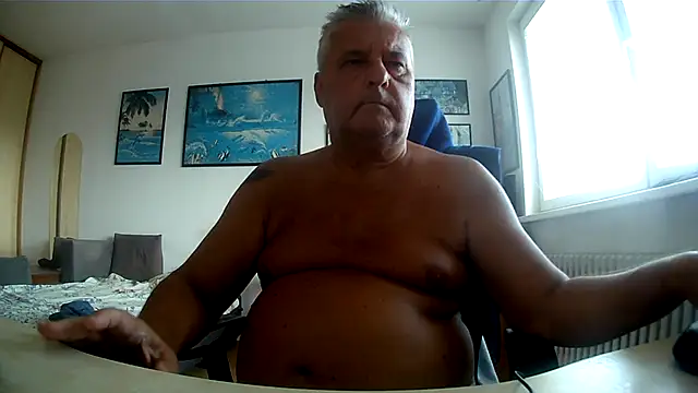 Robert_SK1n Live XXX chat