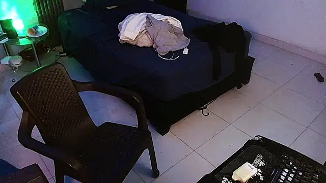Mr_yisuzz élő XXX-chatje