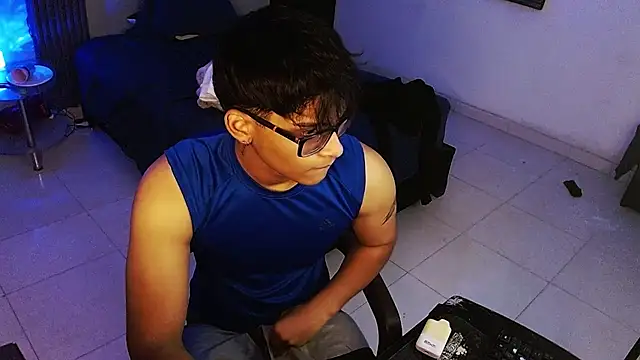 Mr_yisuzz élő XXX-chatje