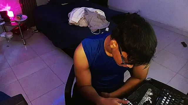 Mr_yisuzz élő XXX-chatje