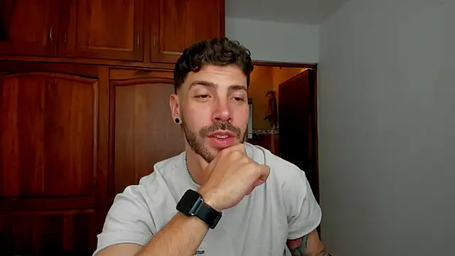 Chat +18 de Guyinthemountain ao vivo