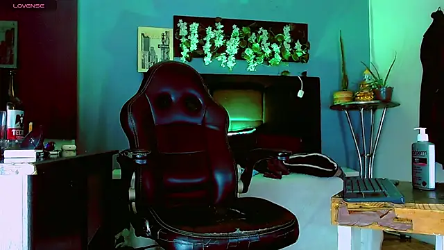 Онлайн чат XXX HannibalLester