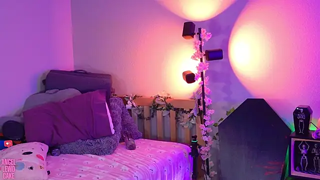 Czat XXX na żywo – Angel-Lewd-Cake