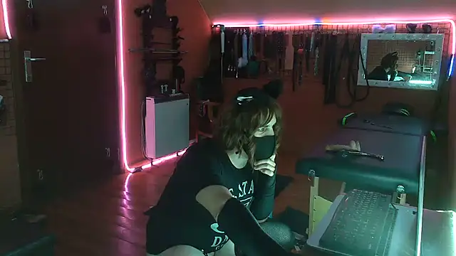 Pokazy przed kamerką – Ginny-the-bdsm-nympho