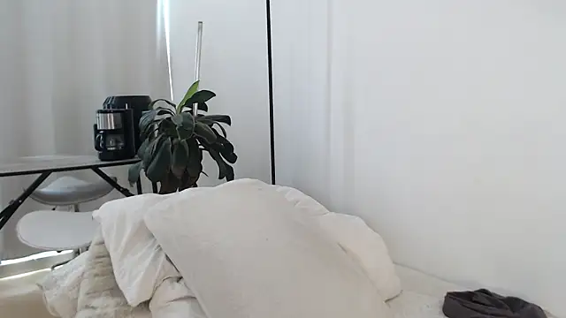 MIYESSI live XXX chat