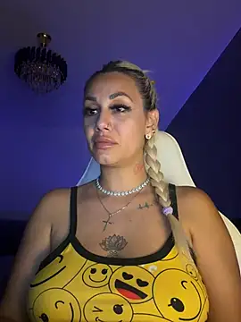 AlmaBby Adlı Modelin Canlı XXX Sohbeti