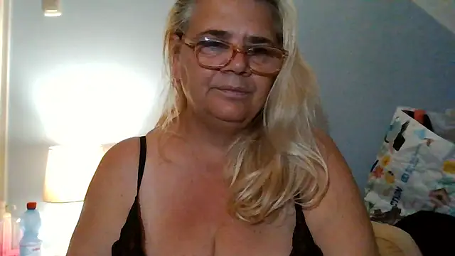 hotladymoon live XXX chat