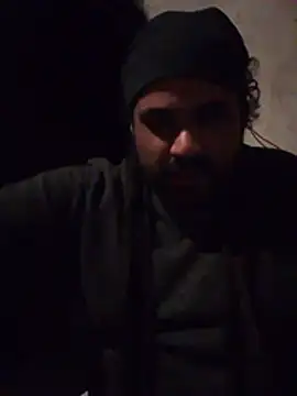 Maxirasta12_: διαδικτυακό σόου στην κάμερα