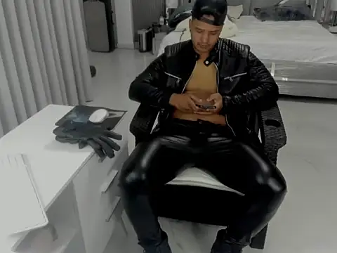 Chat +18 de master_leather ao vivo