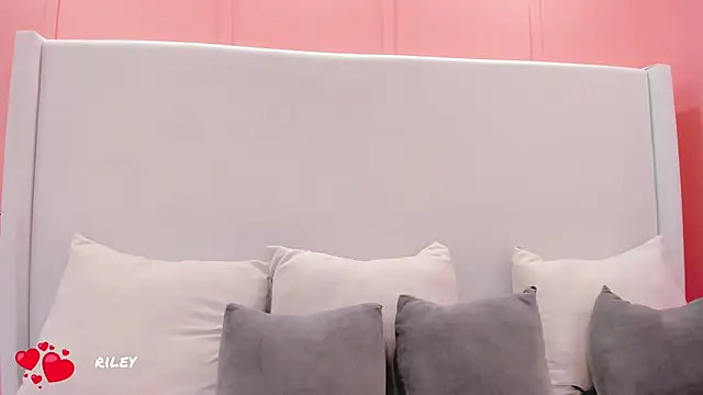 riley_dolly Adlı Modelin Canlı XXX Sohbeti