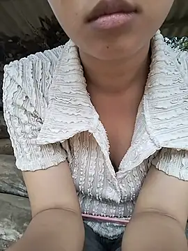 Julyhenrry 在線直播表演