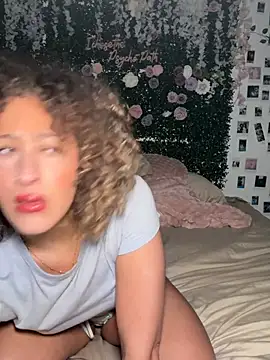 LyraCovee's Webcam Show