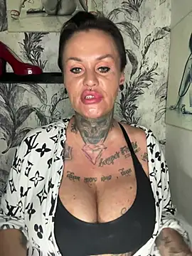 Živý XXX chat InkedMissLaBaehm