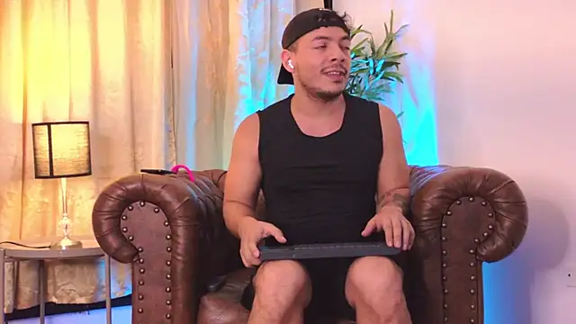 OliverWyse Chat XXX live