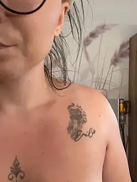 Chat XXX en directo de InkedCurly_L