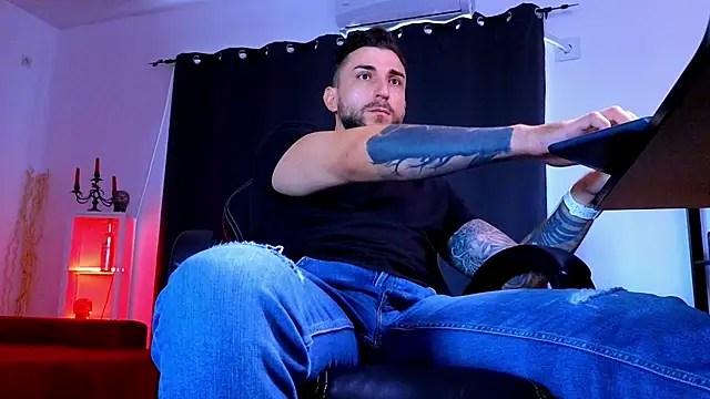 MightyAaron66 Adlı Modelin Canlı XXX Sohbeti