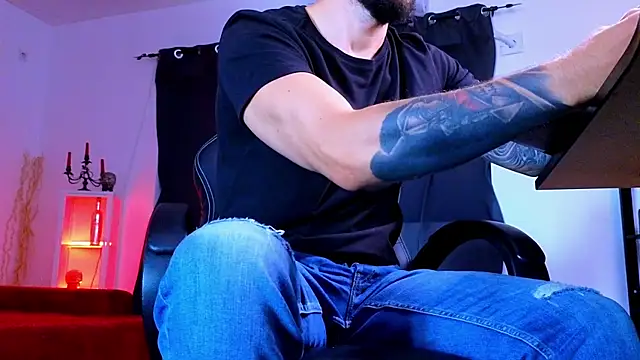 MightyAaron66's Live XXX Chat