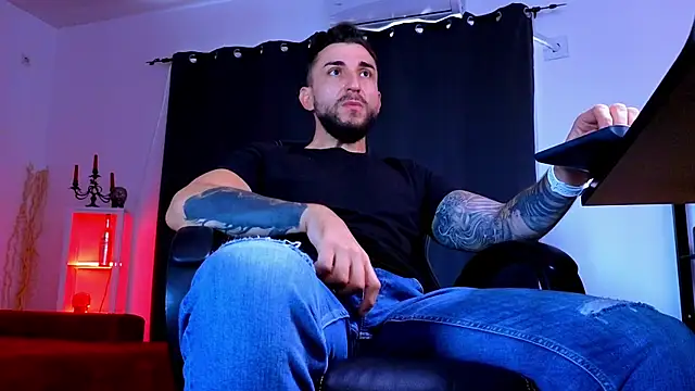 MightyAaron66 Live XXX Chat