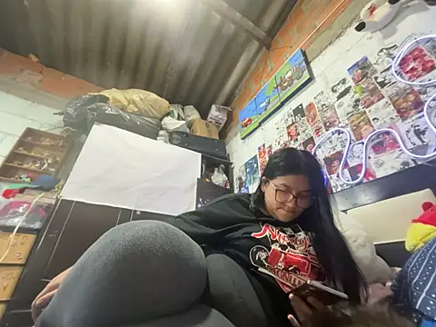 violeta_818 élő XXX-chatje