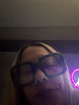 FamousBarbieDoll's Live XXX Chat