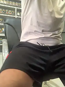Show de bigdickguy21cm na webcam