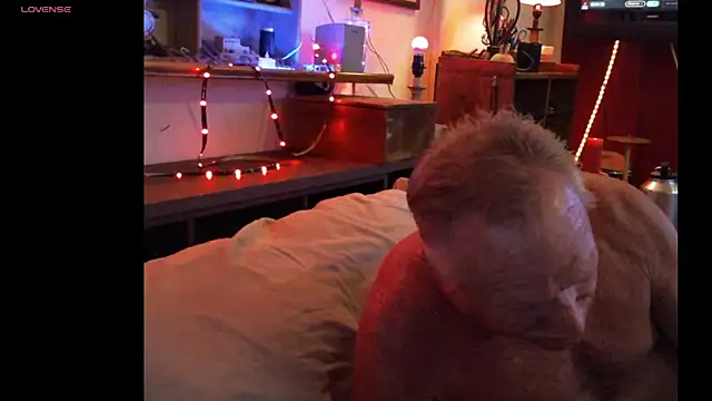 Pussyeat2please's Webcam Show