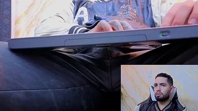 matteosantos Adlı Modelin Canlı XXX Sohbeti