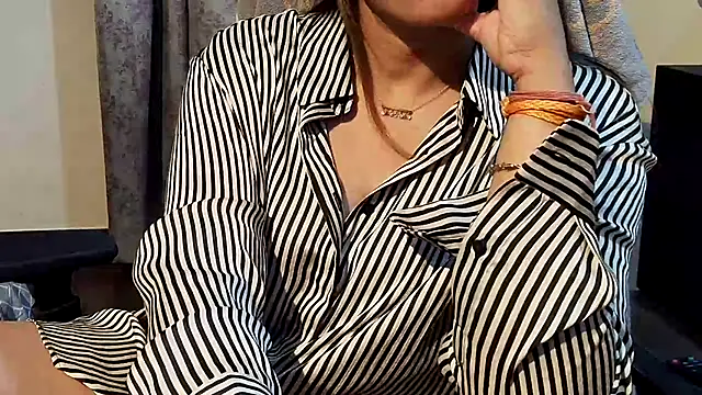 Nyra-Goddess 라  이브 XXX 채팅