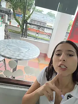 Chatroom XXX en direct de LittleDoll___